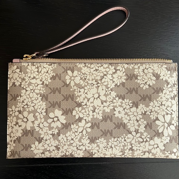 👜 Michael Kors Large Zip Clutch Wristlet 👜 - Picture 4 of 7